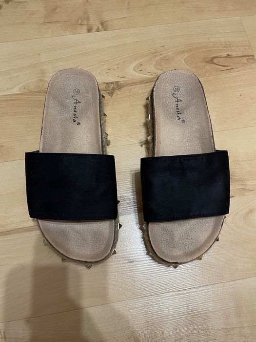 Літнє взуття ( шльопанці )