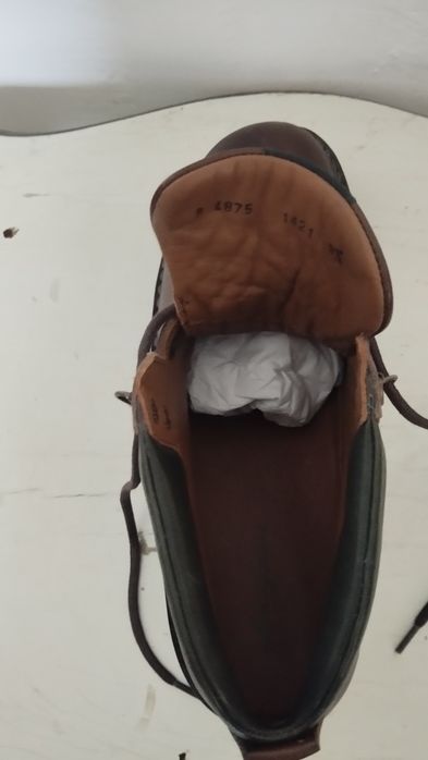 Botas em pele muito resistente