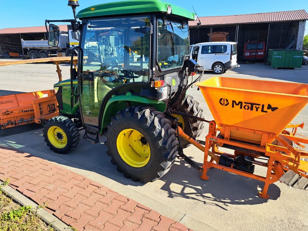 Traktor John Deere 3038E, 38KM, pług, posypywarka, 441mtg