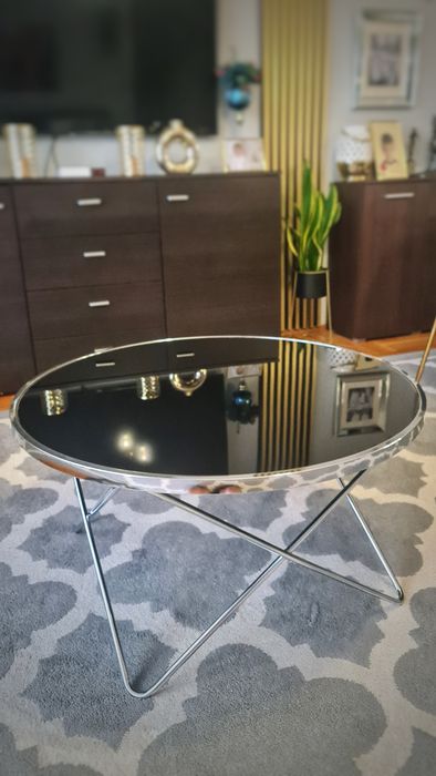 Stolik z czarnym szkłem i srebrnymi nogami