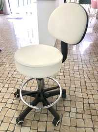 Cadeira Branca com Apoio de Pés e Base Cromada - QUIRUMED