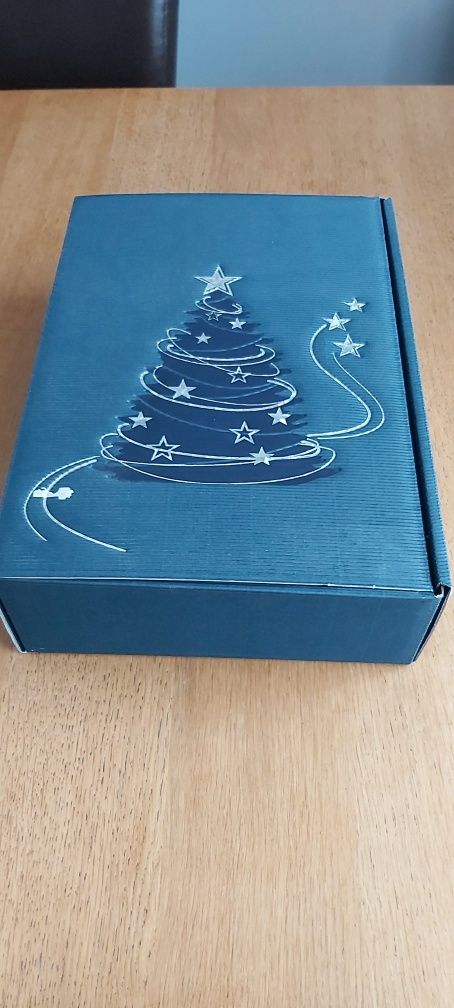 Pudełko opakowanie świąteczne prezentu z choinką pod choinkę