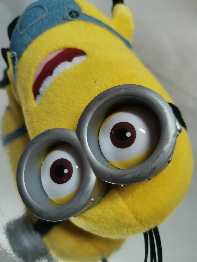 Minionek Kevin maskotka Minionki plastikowe gogle 29cm