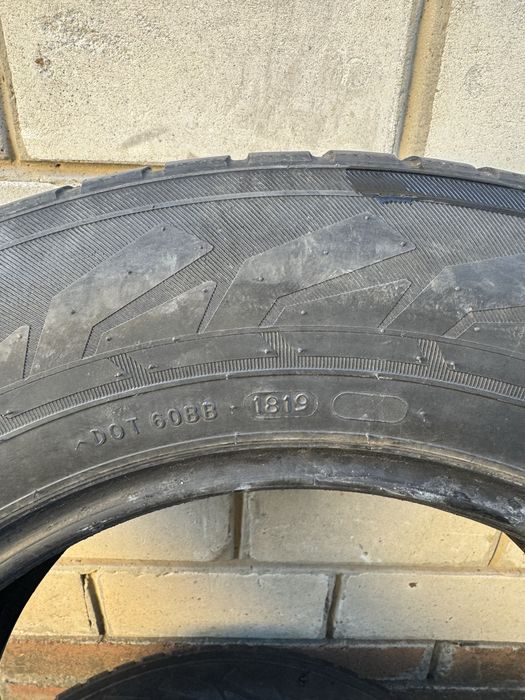 Продам зимнюю резину шипы 215-65 R16 Nokian Gislaved