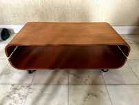 Mesa de apoio em madeira com rodas