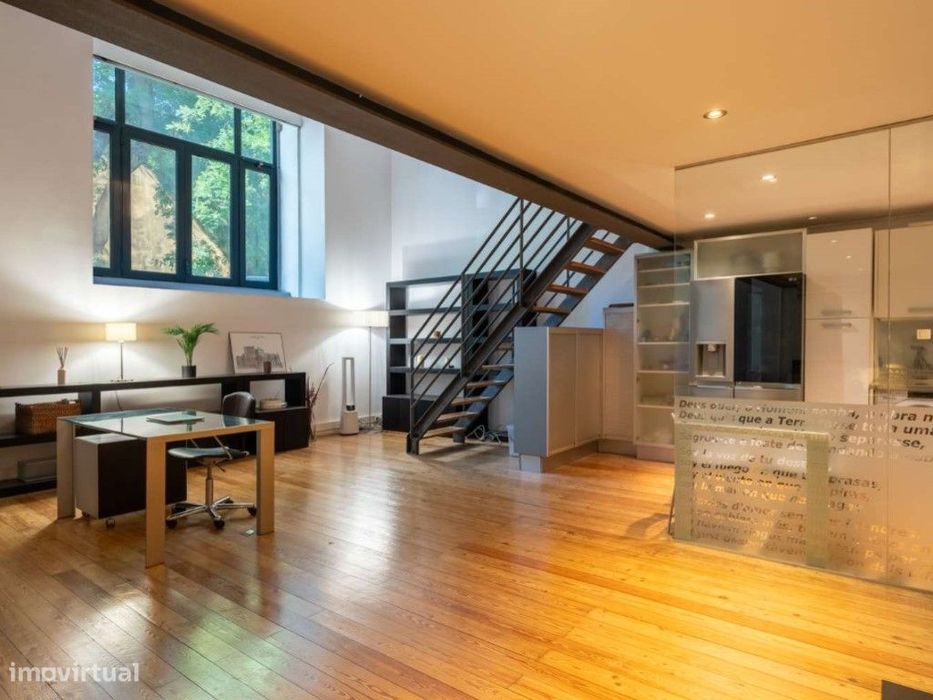 Loft T1 com mezanino, garagem e arrecadação na Avenida 24 de Julho