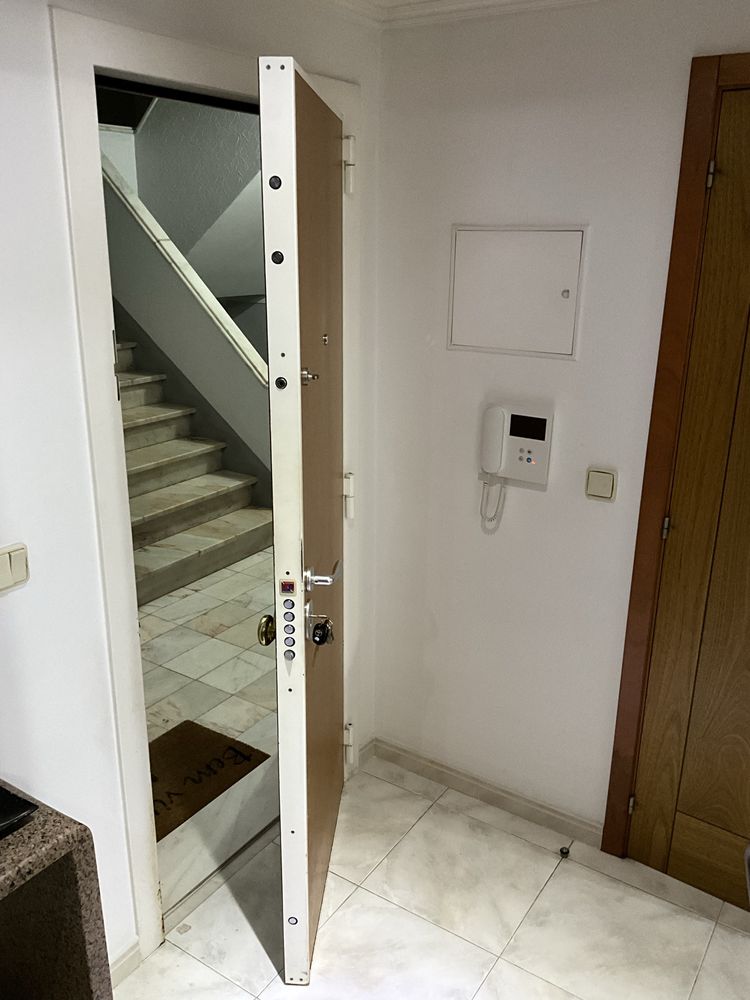Moveis Cozinha, lava loiça, torneira, sanitarios wc e porta blindada.