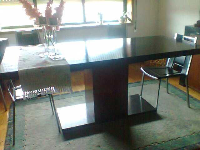 Excelente, Mesa com cadeiras