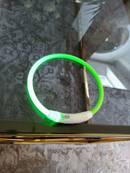 Obroża dla psa świecąca. Potrzebna ładowarka starszego typu. Świeci w