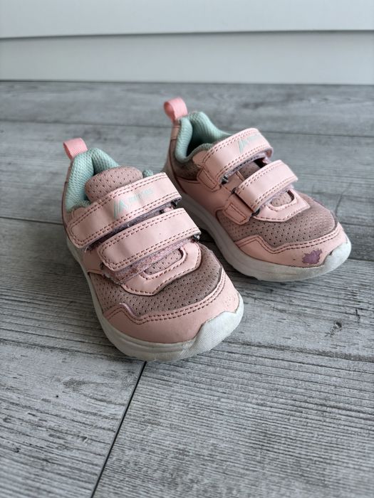 Różowe adidasy dla dziewczynki