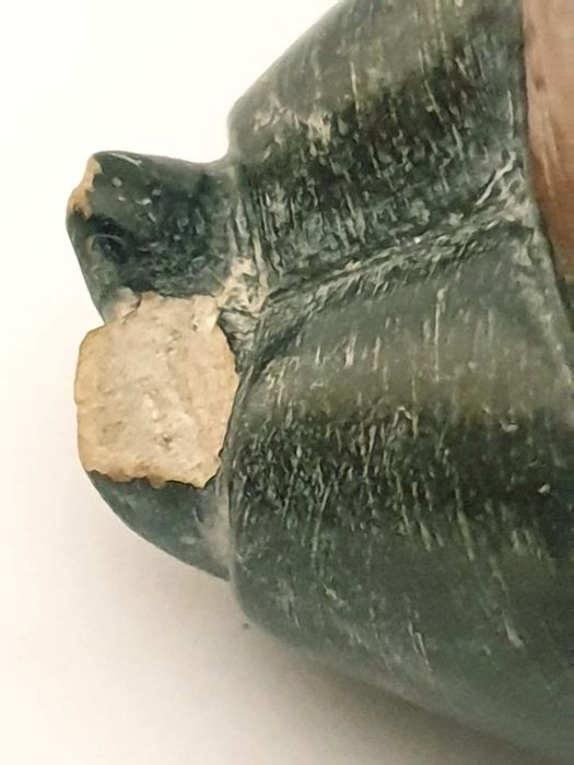 Rara antiga caixa de tabaco figurativa em faiança europeia