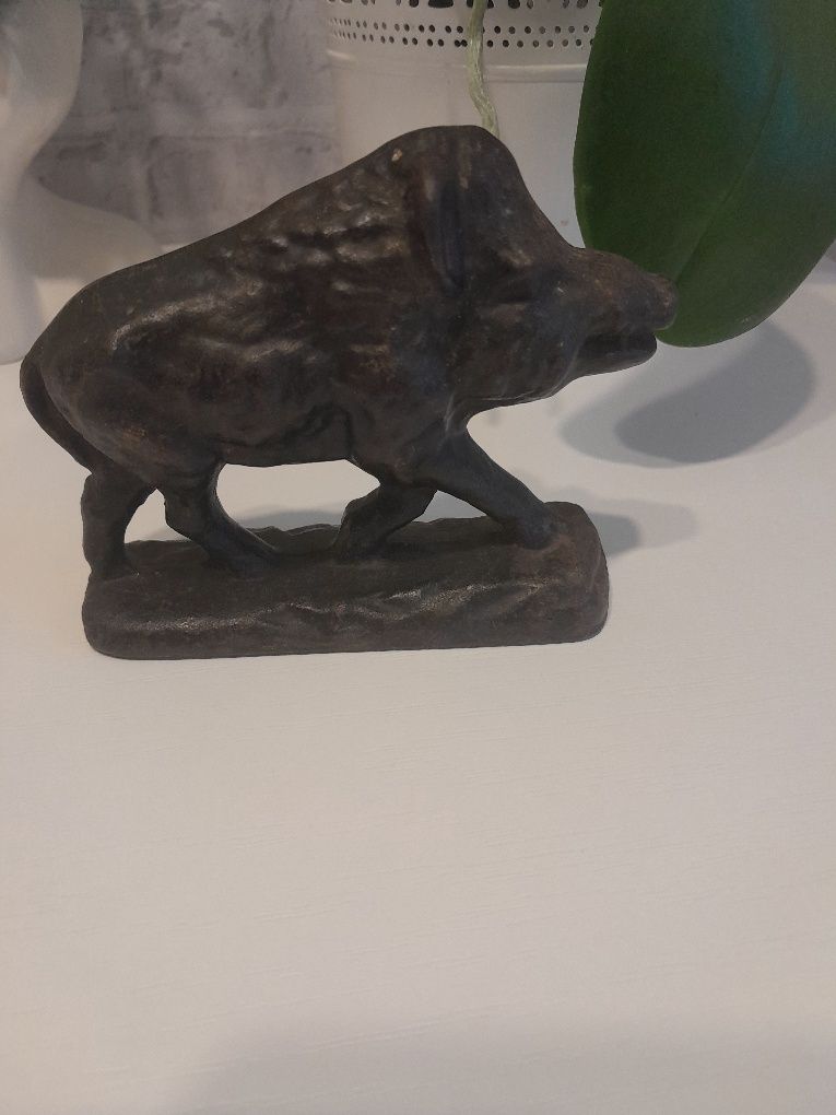 Staŕa figurka dzika odlew stalowy bardzo ładna ozdoba wnętrza
