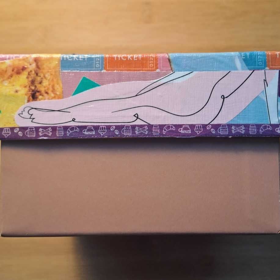 Autorski kolaż NR2 na pudełku prezentowym pokryty lakierem do dekupażu