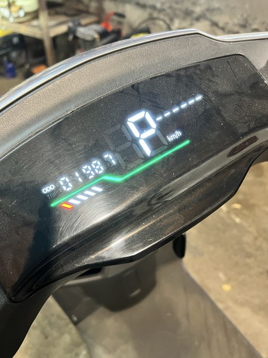 Продам електроскутер Yadea RN.