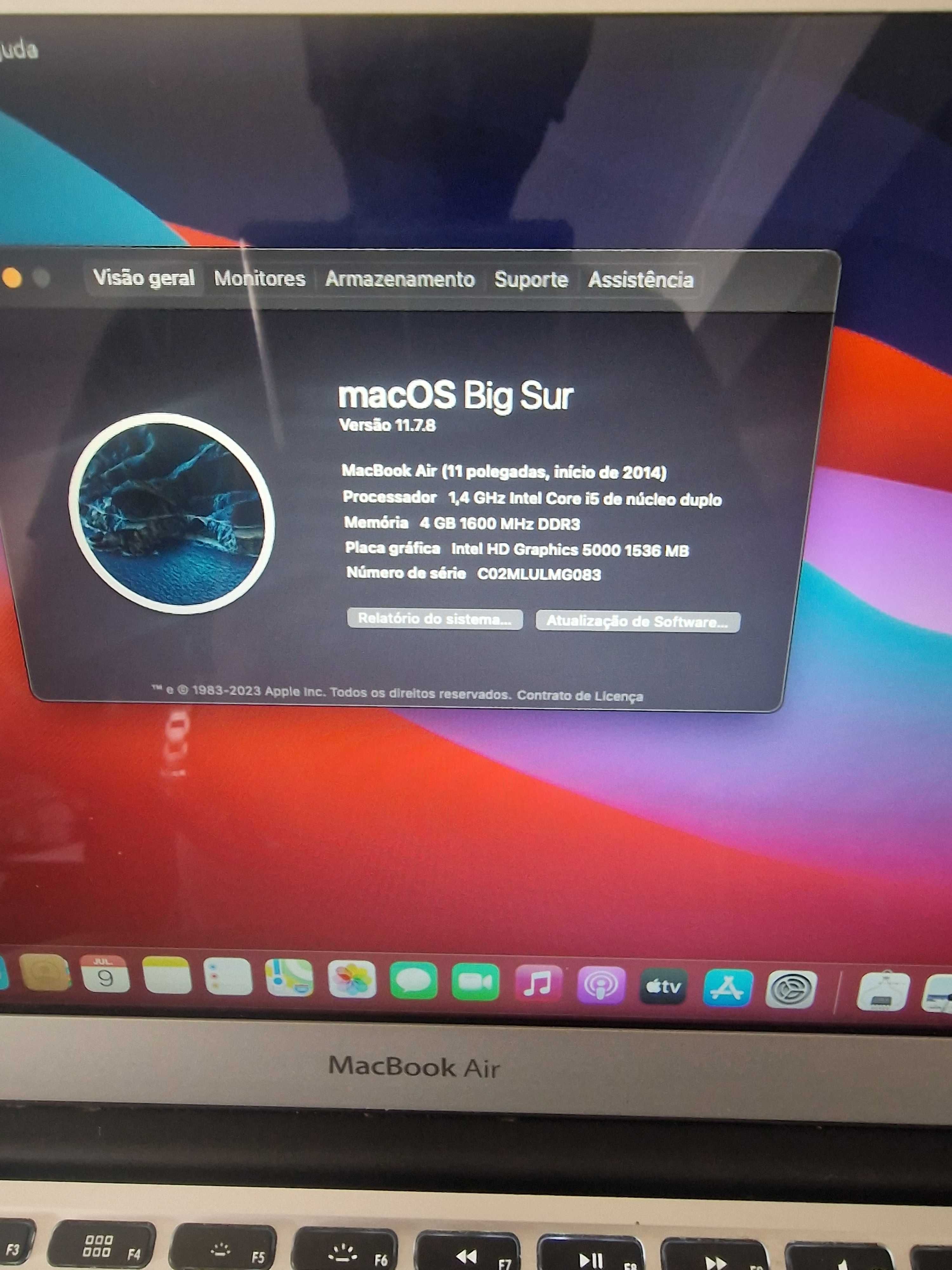 Apple MacBook Air (2014 com vários programas)