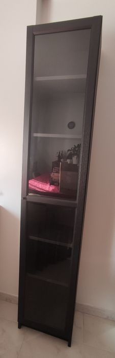 Móvel Billy IKEA com porta de vidro