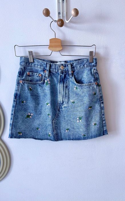 spódnica jeansowa Mango XS z haftowanymi kwiatkami dżins mini hafty