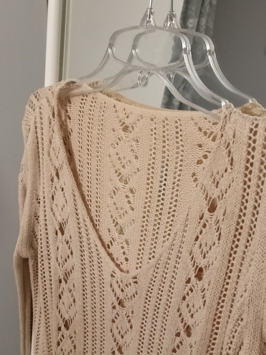 beżowy ażurowy sweterek z dekoltem V jesieniara basic minimalism