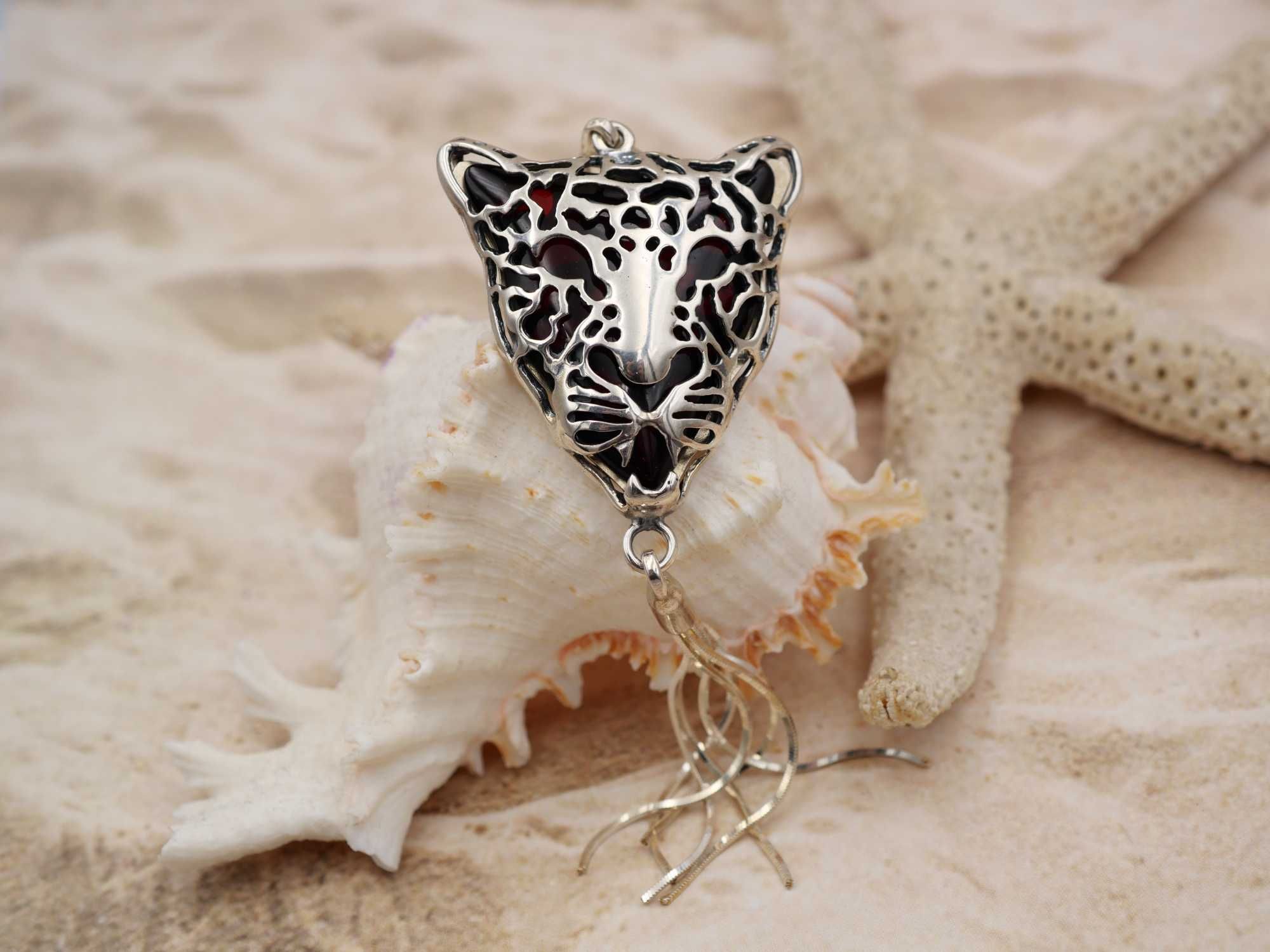 Srebrny wisior-bursztyn bałtycki-jaguar