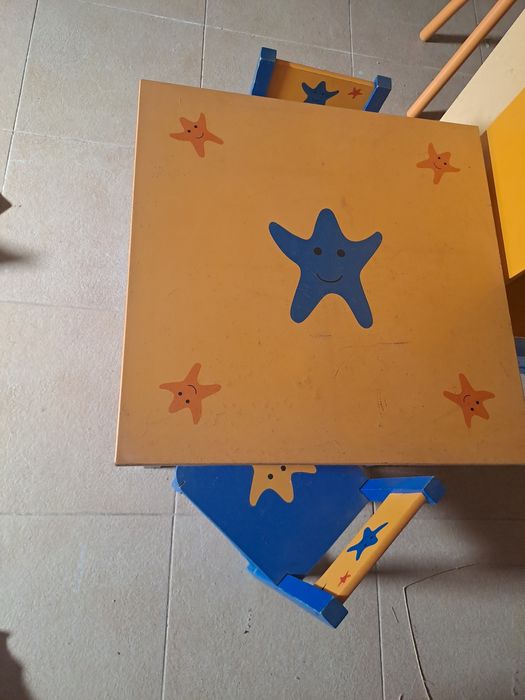 Estante com gaveta, mesa de trabalho com 2 cadeiras e cadeira pequena