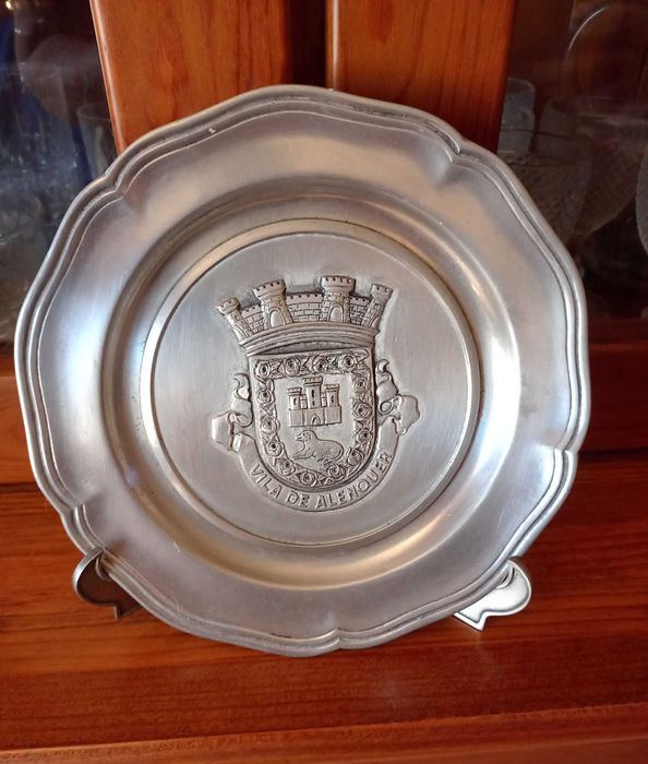 Conjunto de Prato e Suporte decorativo em estanho