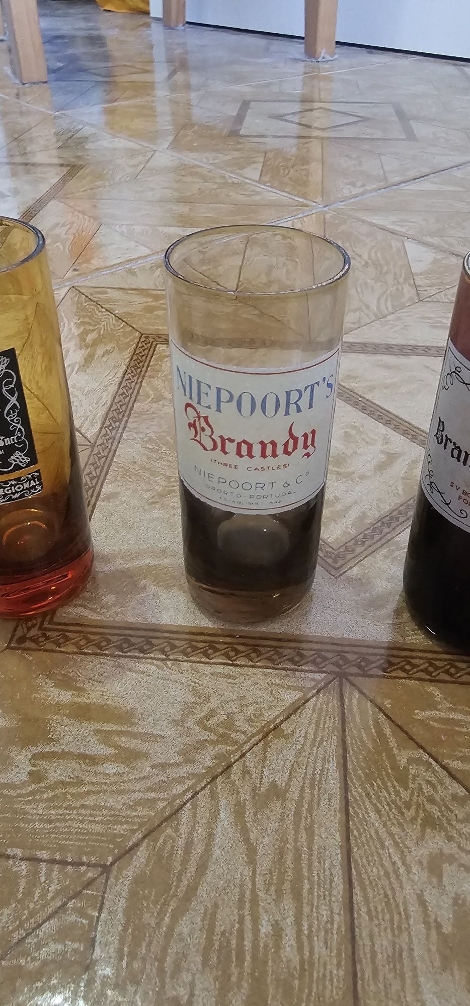 Copos de digestivo com publicidade a bebidas alcoólicas.