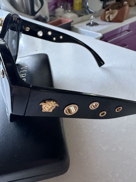 Okulary przeciwsłoneczne Versace – klasyczny styl z nutą glamour!