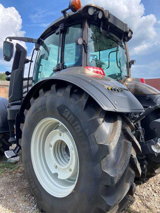 Трактор Valtra T235