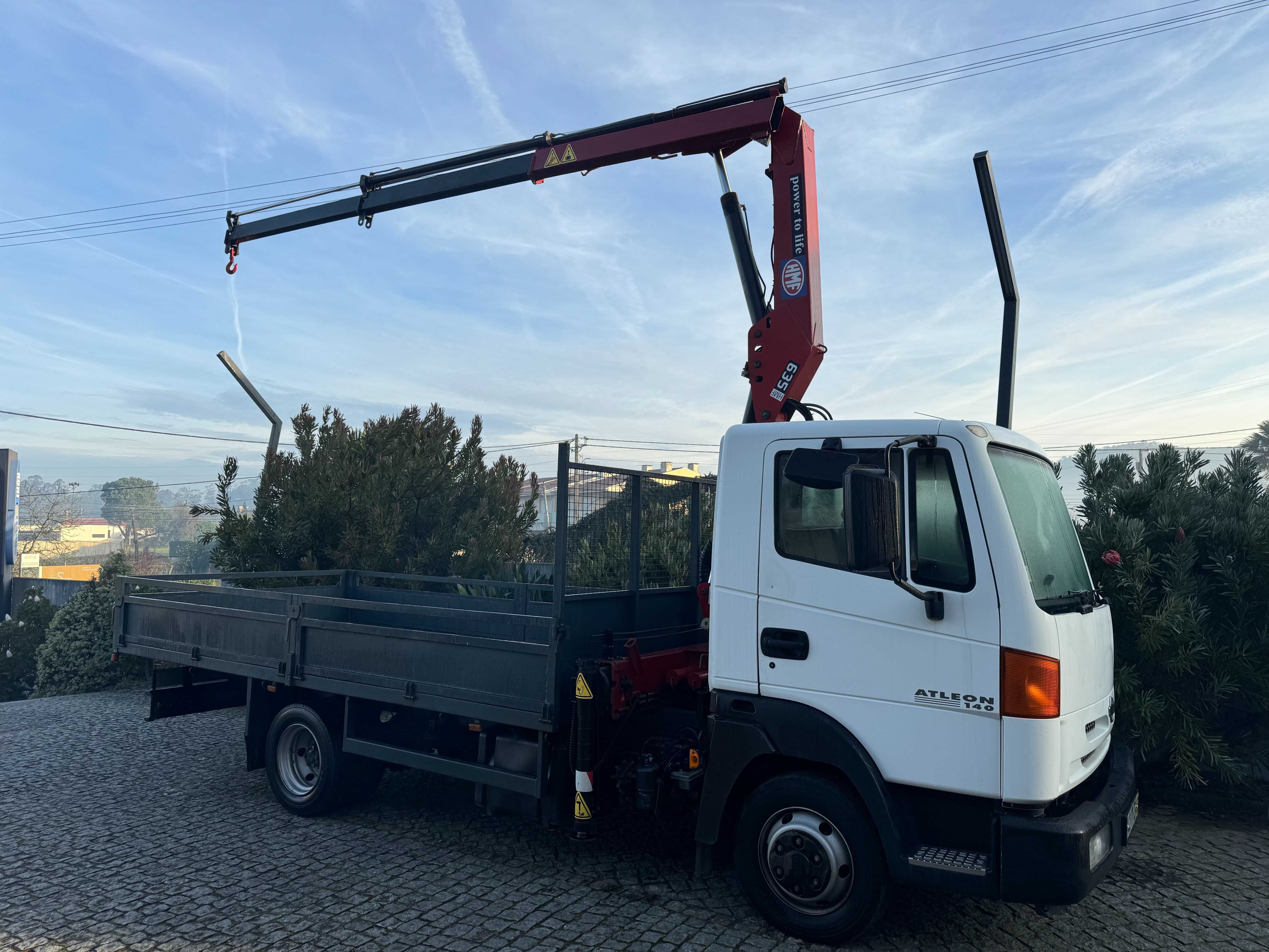 Nissan Atleon com grua HMF 635 com comando