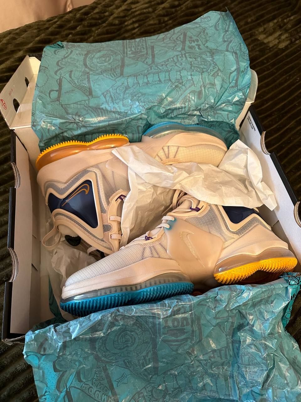 Nike LeBron 19(XIX) pearl white/university gold