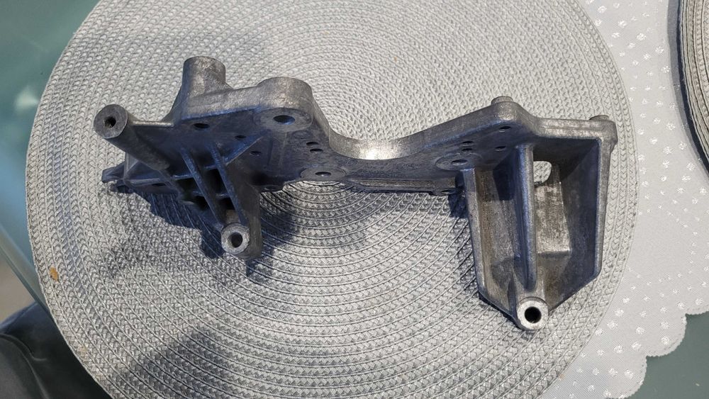 Łapa uchwyt pompy wtryskowej paliwa audi 2.7 i 3.0 tdi