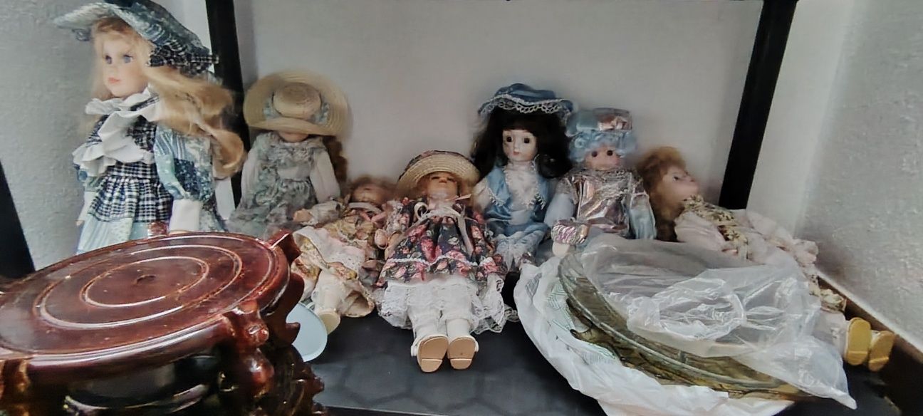 Várias peças de porcelana