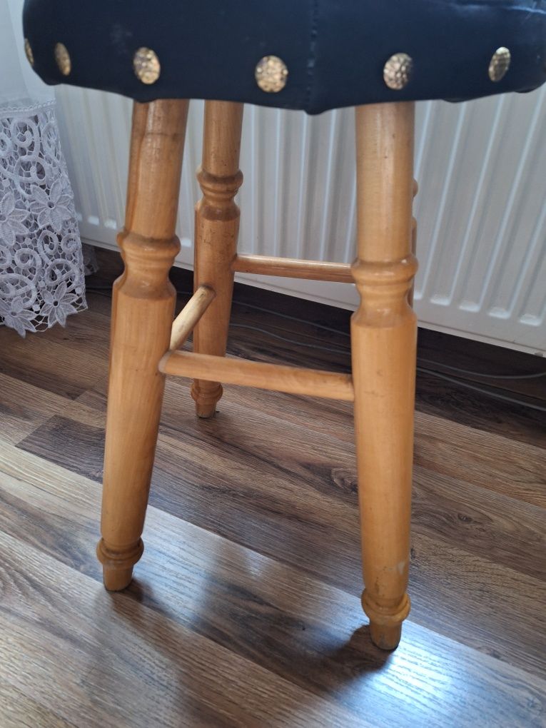 Taboret obity skórą
