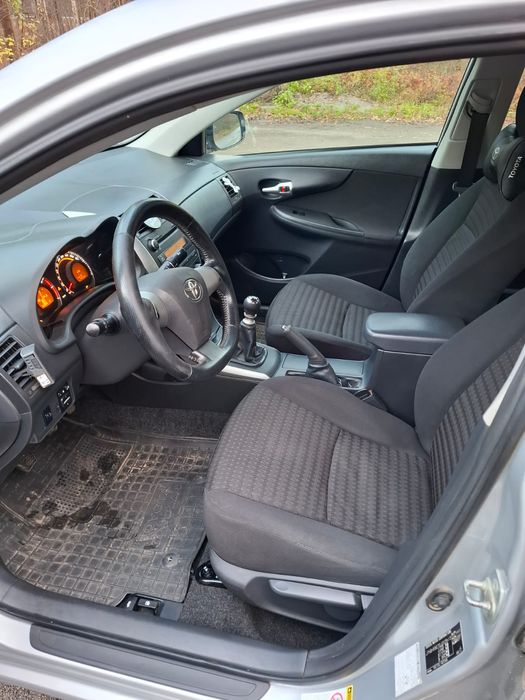 Автомобіль Тойота Корола 1.3          2010 рік