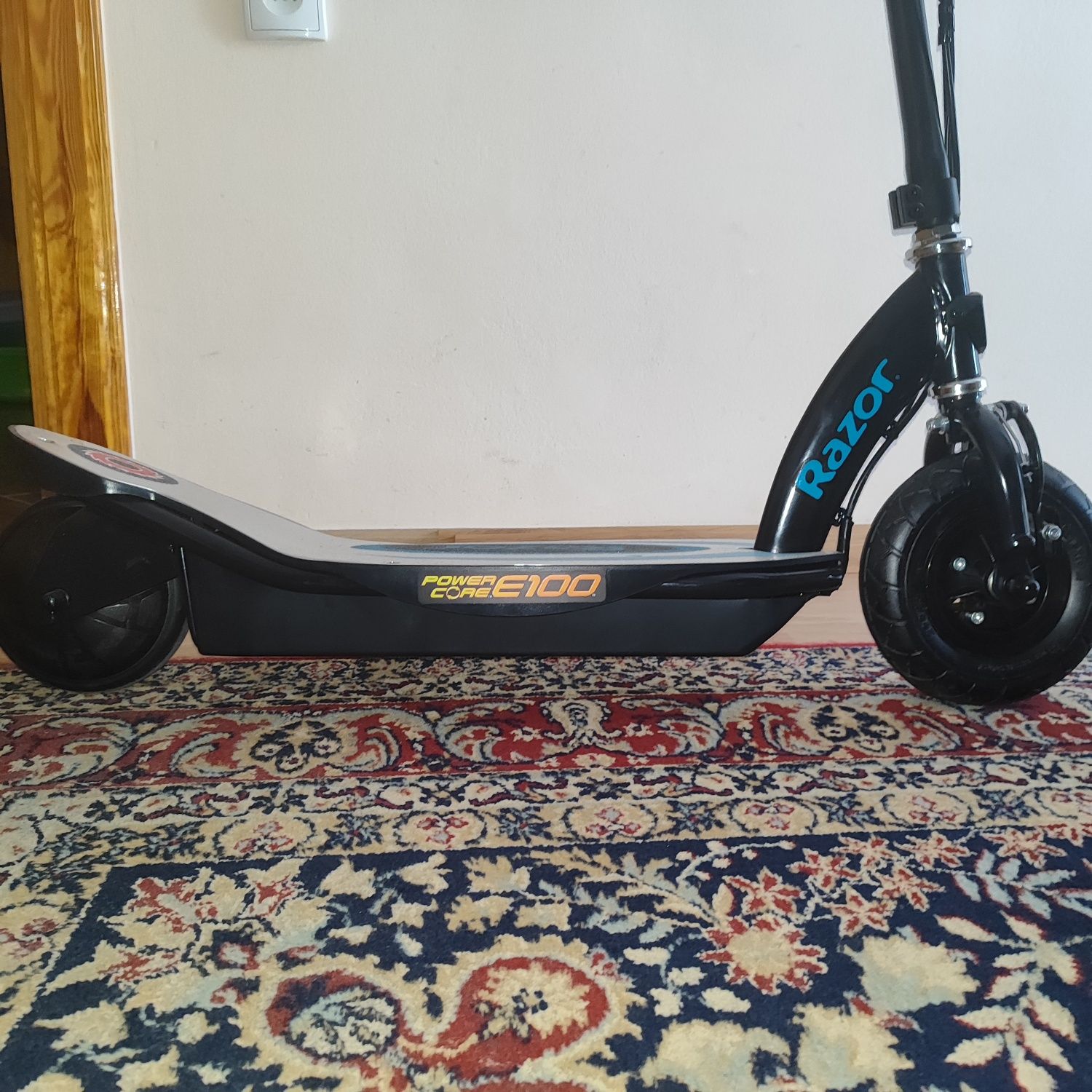 Nowa hulajnoga elektryczna Razor E100