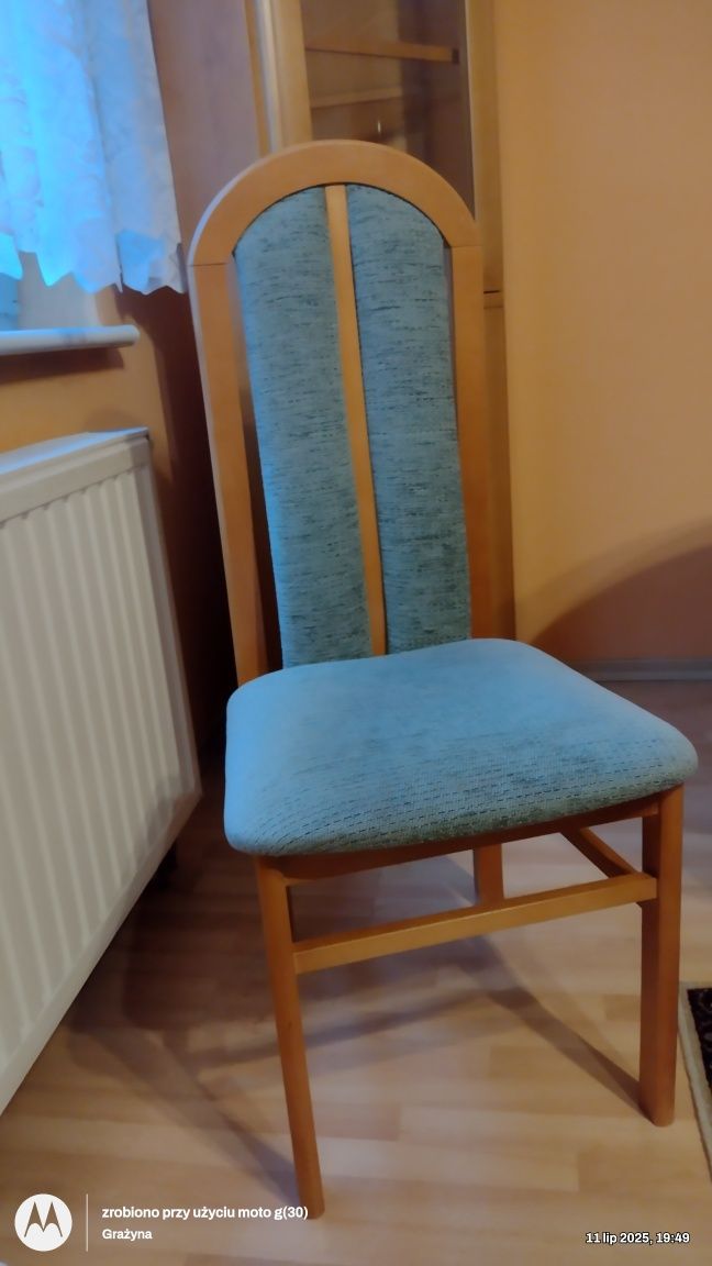 Ładny stół rozkładany oraz 4 krzesła