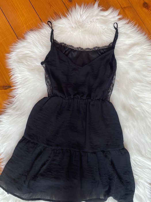 Czarna sukienka Bershka xs