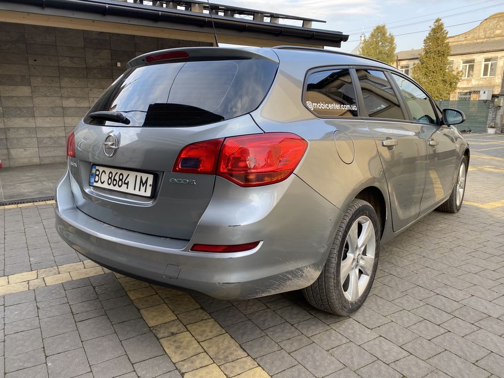 Opel Astra J 2011 Sports Tourer