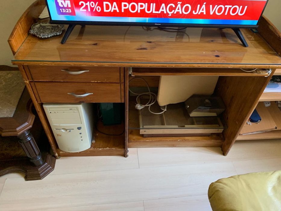 Secretária em madeira com tampo de vidro