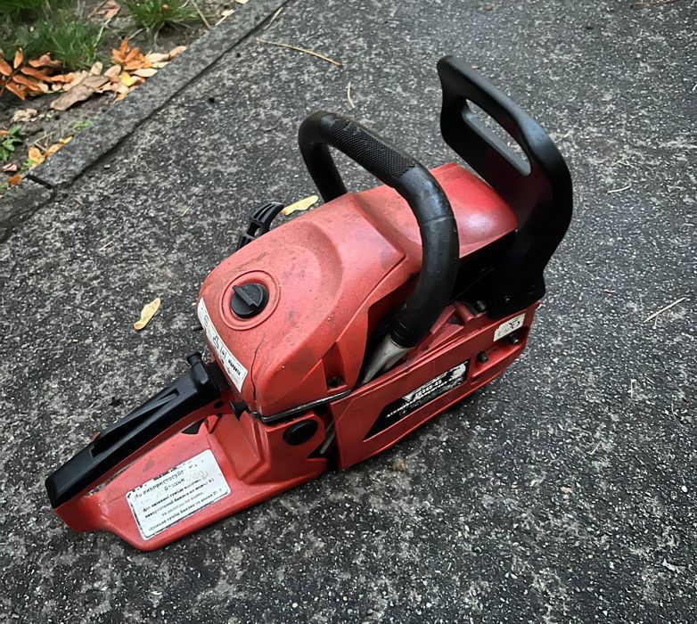 Бензопила, готова до роботи!