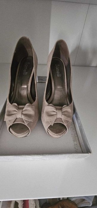 Sapatos bege. Super elegantes.