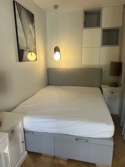 Łóżko kontynentalne ze skrzynią piękne i stabilne