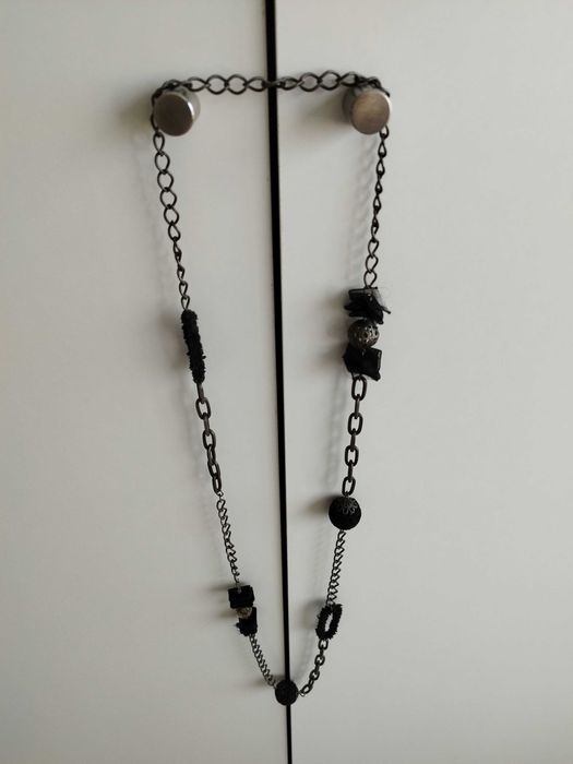 Vários colares com pendentes