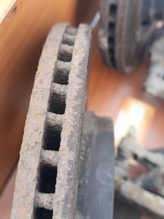 Суппорт Toyota Avensis T27 2009-18 передний левый правый , диски