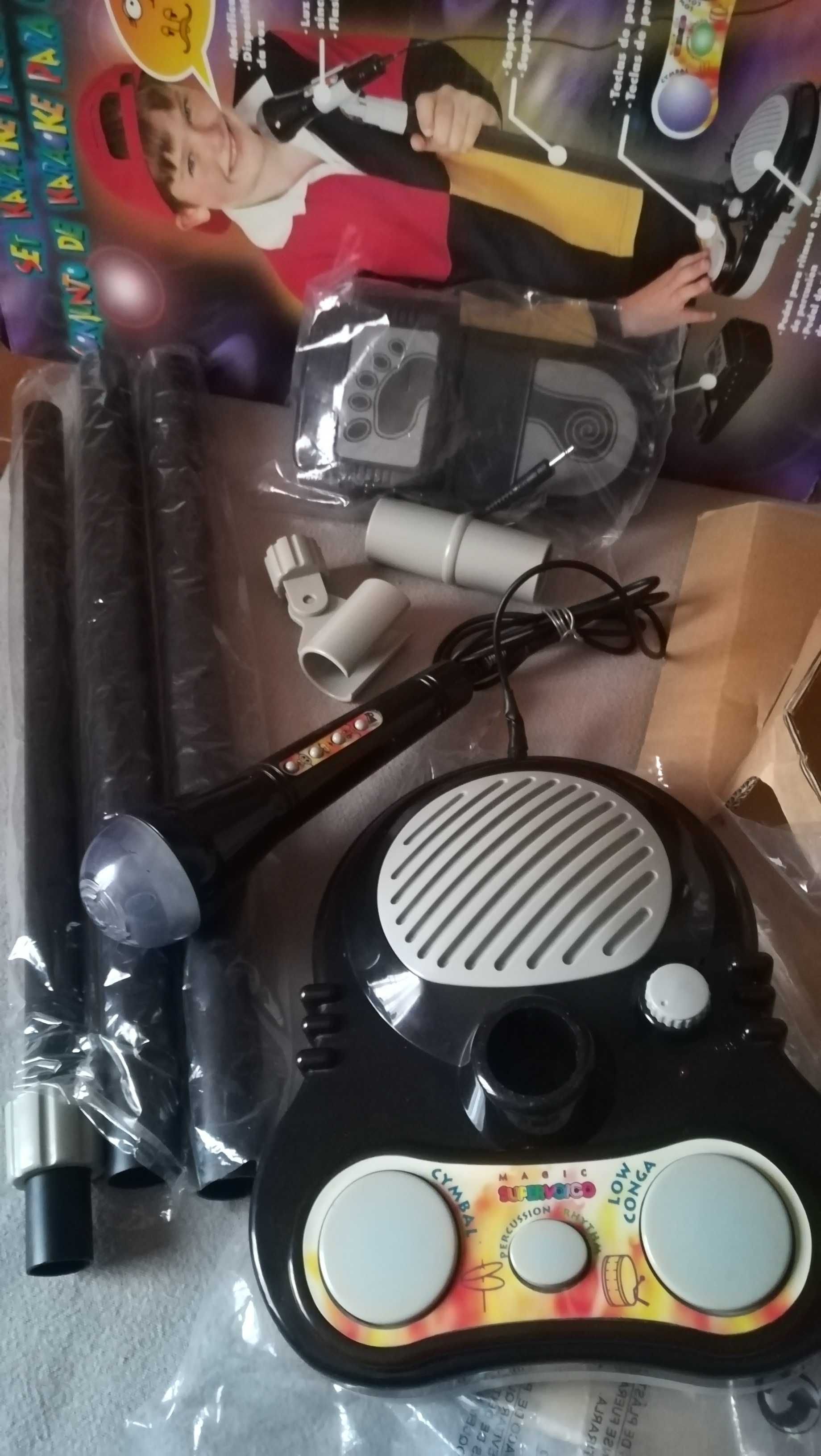 Conjunto de Karaoke (microfone e amplificador com ritmos)