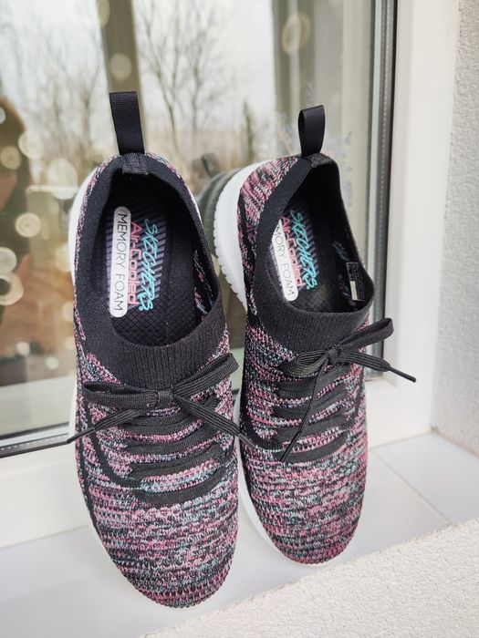 Нові легенькі кросівки