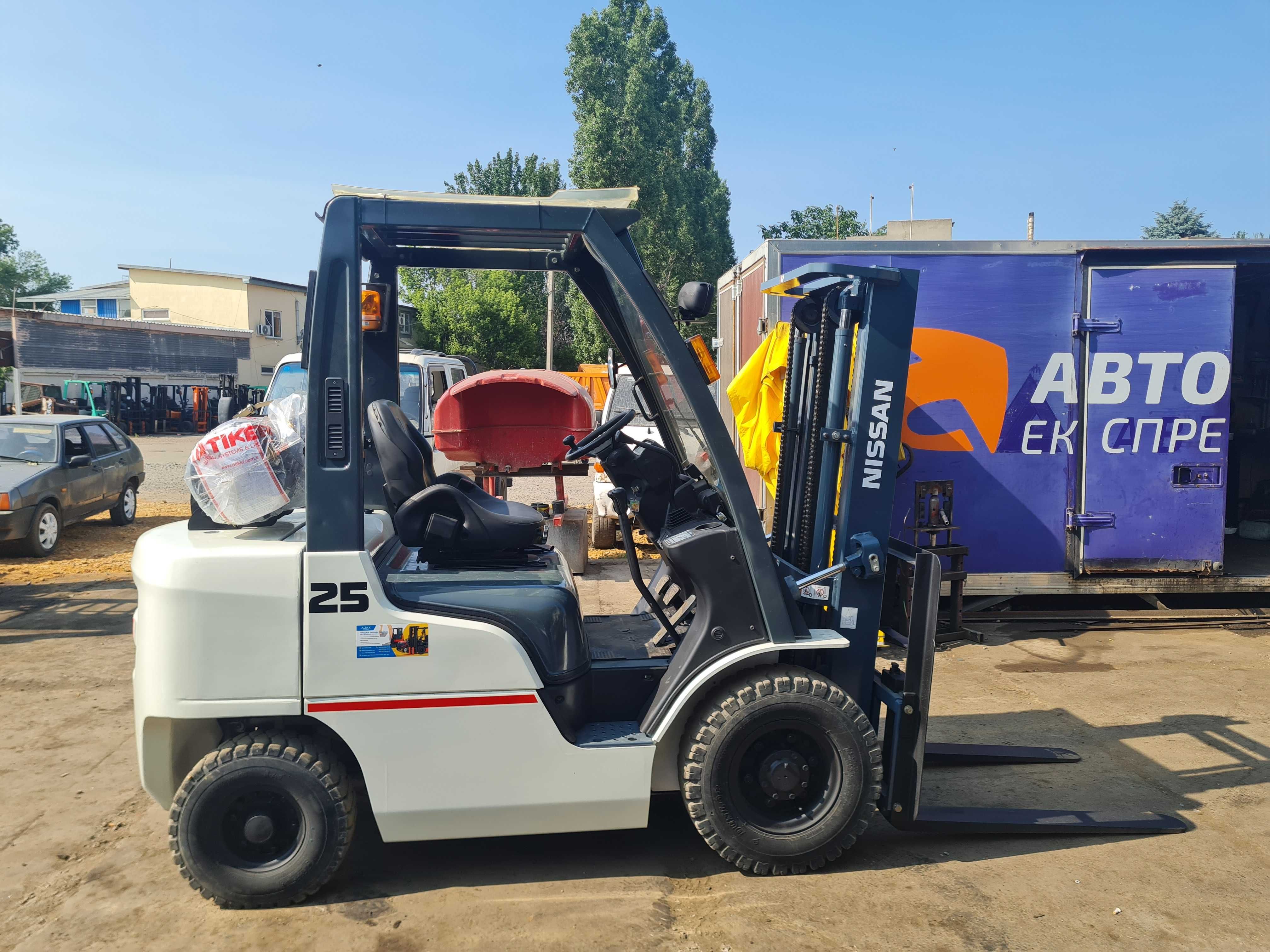 Навантажувач вилковий NISSAN P1F2M25J