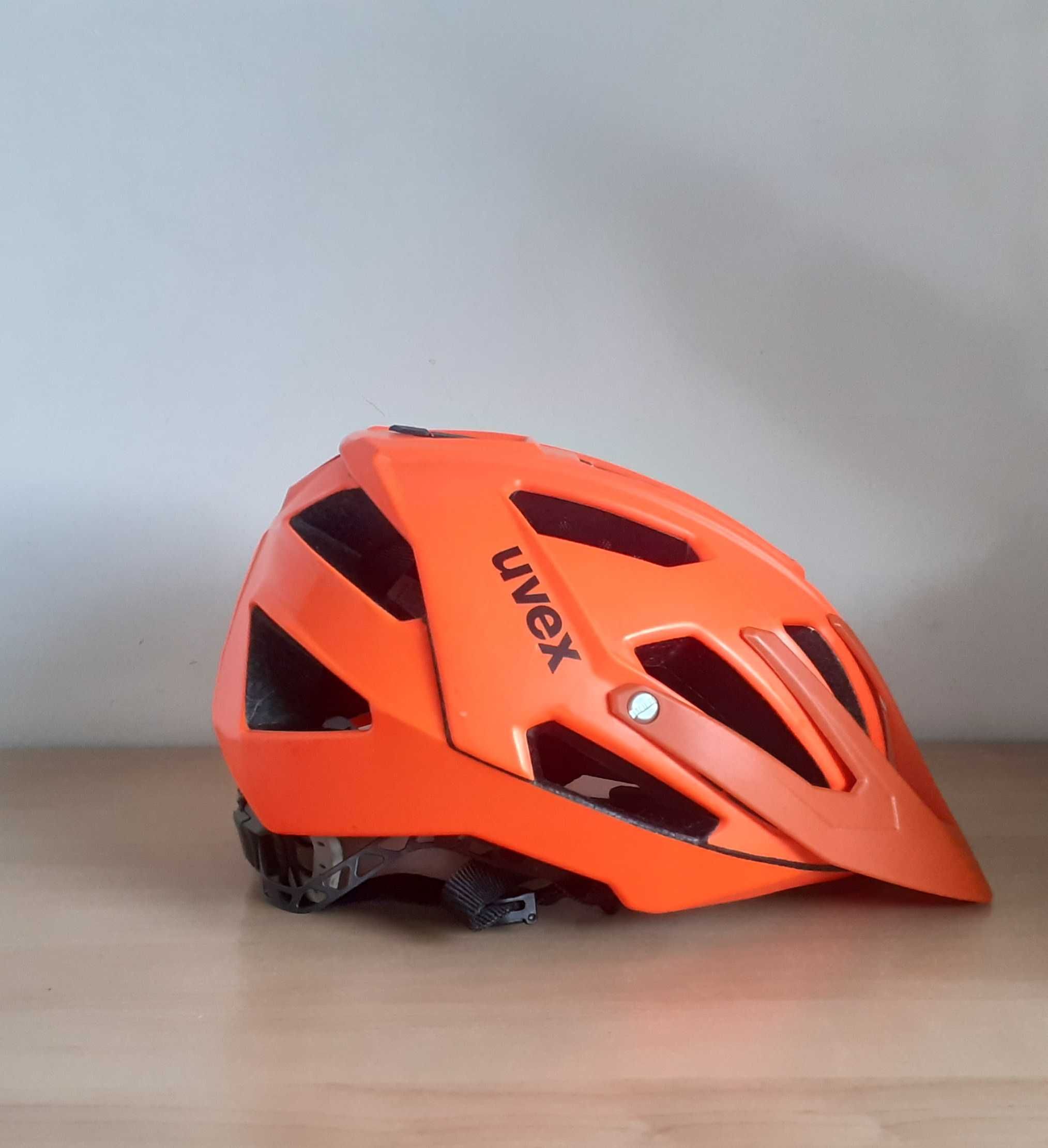 kask rowerowy na rower rolki z daszkiem UVEX Quatro 52 - 57