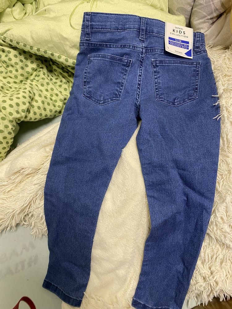 Новые джинсы де-факто 4-5 лет;104-110 см