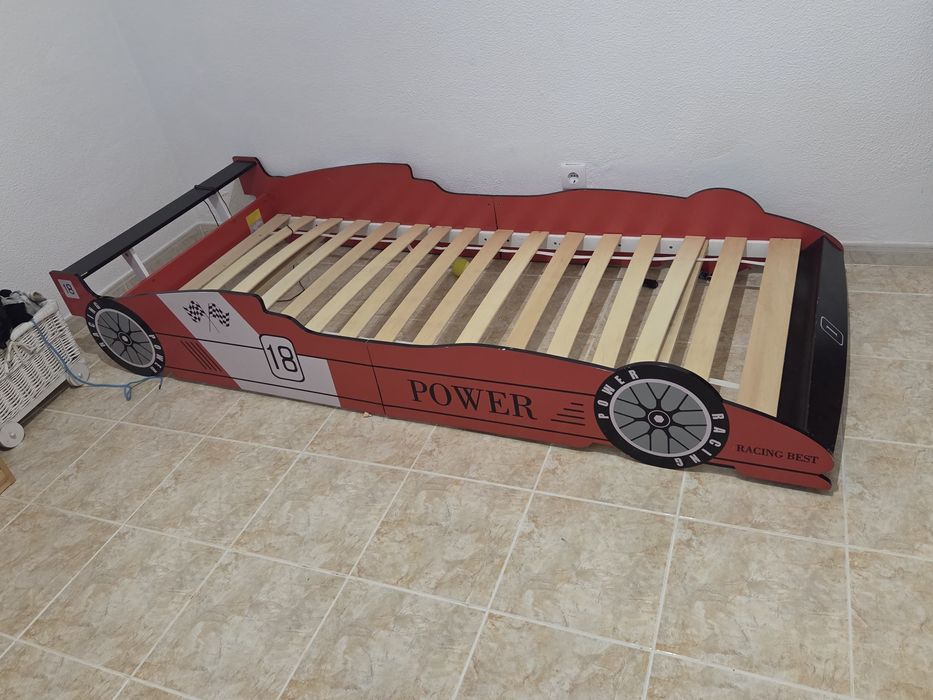 Cama criança em carro bom estado